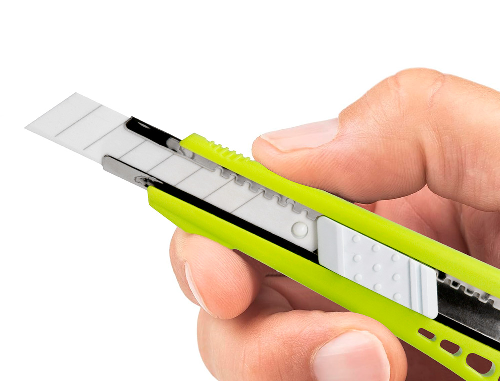 CUTTER LARGE XD-43 Q-CONNECT LAME RETRACTABLE INTERCHANGEABLE EN CERAMIQUE 18MM PRECOUPEE GUIDE LAME