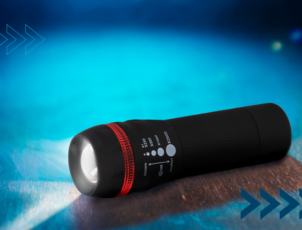 LAMPE TORCHE Q-CONNECT PLASTIQUE AVEC ZOOM 1 WATT MODE CLAIRAGE ON/OFF 3 PILES AAA FOURNIES COLORIS NOIR/ROUGE
