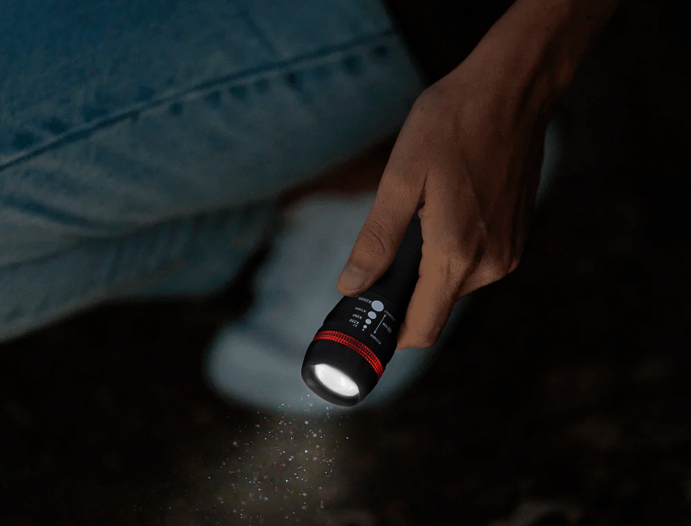 LAMPE TORCHE Q-CONNECT PLASTIQUE AVEC ZOOM 1 WATT MODE CLAIRAGE ON/OFF 3 PILES AAA FOURNIES COLORIS NOIR/ROUGE