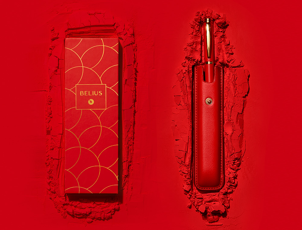 STYLO-PLUME ET ETUI EN SIMILI CUIR BELIUS PASSION ALUMINIUM BROSSE ATTRIBUTS OR ENCRE BLEUE COLORIS ROUGE COFFRET CADEAU