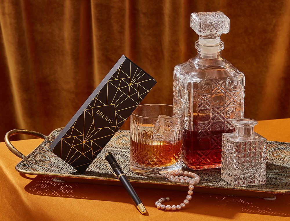 STYLO-PLUME BELIUS SOIREE ALUMINIUM DETAILS ET ATTRIBUTS OR ENCRE BLEUE COLORIS NOIR DANS COFFRET CADEAU