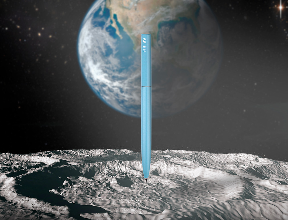 STYLO-BILLE BELIUS ROCKET B MONOCHROME SANS AGRAFE ENCRE BLEUE COLORIS BLEU DANS COFFRET CADEAU ORIGINAL CYLINDRIQUE
