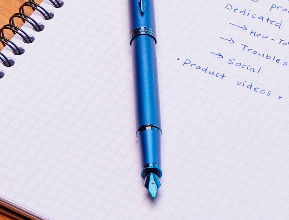 STYLO-PLUME PARKER IM MONOCHROME BLEU POINTE        MOYENNE ENCRE BLEU ETUI       CADEAU
