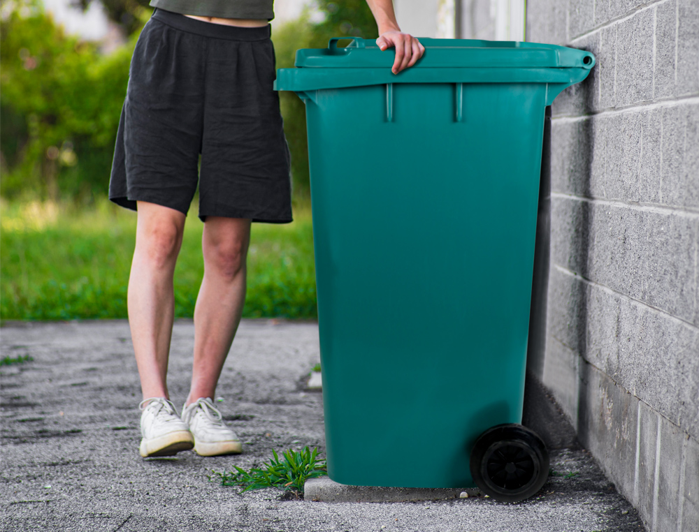 POUBELLE CONTENEUR Q-CONNECT PLASTIQUE AVEC COUVERCLE ET ROUES CAPACITE 240L 1040X620X610 MM COLORIS VERT