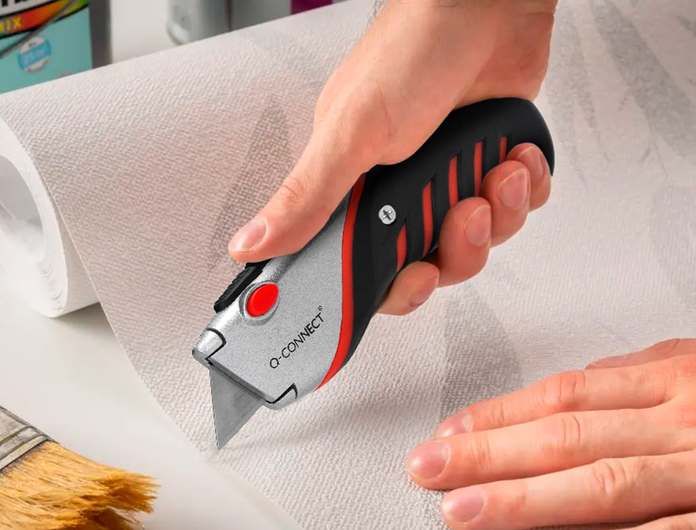 CUTTER XD-8300 Q-CONNECT EN METAL ET CAOUTCHOUC LAME 18MM RETRTACTABLE INTERCHANGEABLE AVEC FREIN DE SECURITE