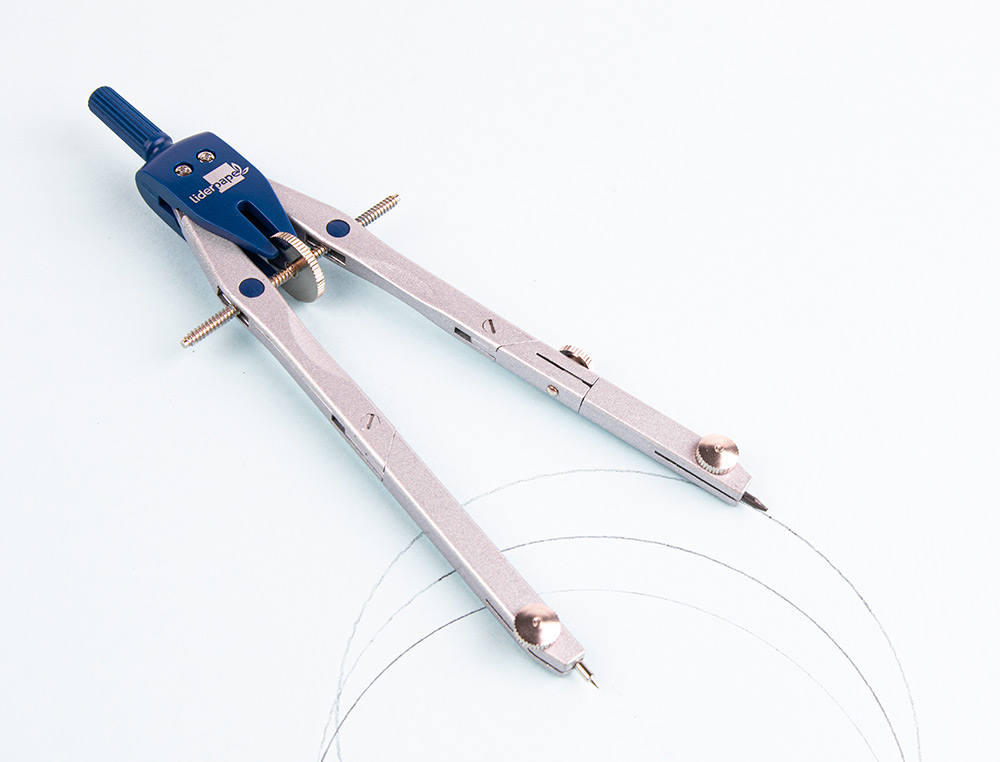 COMPAS LIDERPAPEL MICROMÉTRIQUE ARTICULÉ 2 BRANCHES CIRCONFÉRENCE 38CM LONGUEUR 17CM BAGUE MINES 2MM ÉTUI