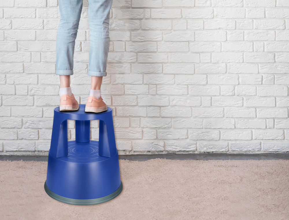 TABOURET Q-CONNECT PLASTIQUE ROUES CAOUTCHOUC RÉTRACTABLES 2 NIVEAUX BASE 44CM HAUTEUR 43CM POIDS 2.9KG COLORIS BLEU