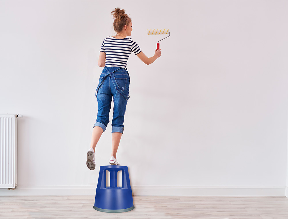 TABOURET Q-CONNECT PLASTIQUE ROUES CAOUTCHOUC RÉTRACTABLES 2 NIVEAUX BASE 44CM HAUTEUR 43CM POIDS 2.9KG COLORIS BLEU