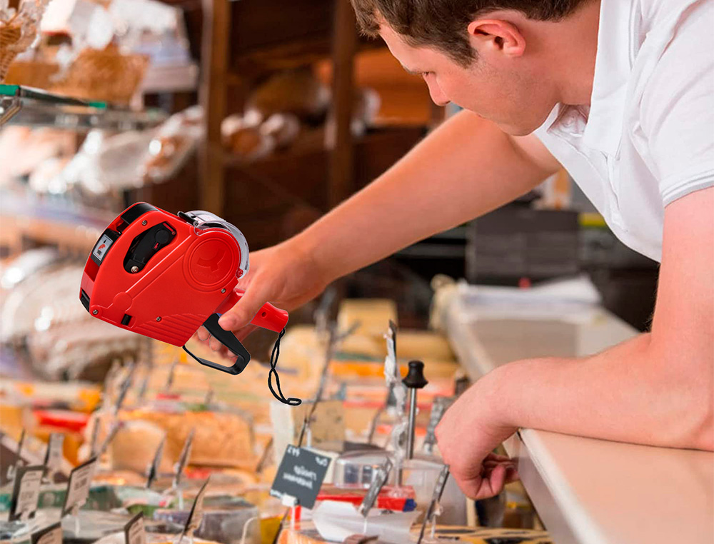 PINCE À ÉTIQUETER Q-CONNECT 1 LIGNE 8 CARACTÈRES 225X135X40MM 300G COLORIS ROUGE ROULEAU ENCREUR NON INCLUS