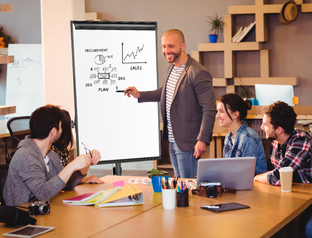 CHEVALET CONFRENCE Q-CONNECT TABLEAU MAGNTIQUE 70X100CM CADRE ALUMINIUM PINCE BLOC PAPIER AUGET PORTE-MARQUEURS ROUES